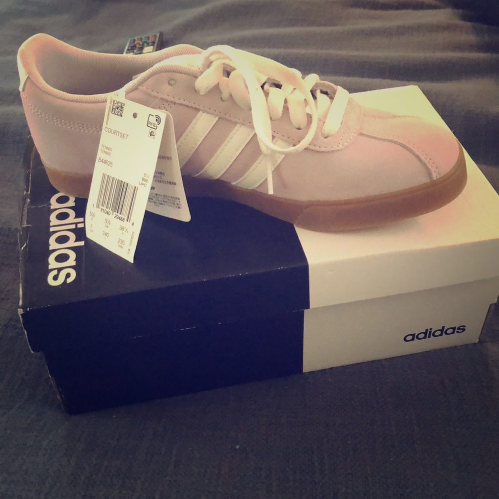 Adidas NWT women’s Courtset pink tennis shoes!